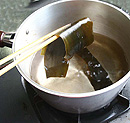 昆布と水を火にかけます